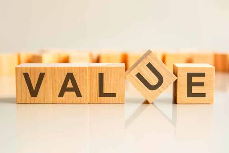5 scrablle letters spelling out value to represent competitive pricing